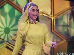 Desy Ratnasari Si Tenda Biru Terpilih Jadi Ketua Pansus RUU Merek