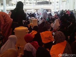 Melihat Persaudaraan Umat Islam Lewat Buka Puasa di Masjidil Haram