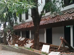 Brak! Atap Gedung di Kompleks Perpustakaan Nasional Ambruk