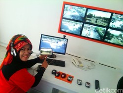 Gaya Camat Rina Cubit Layar Ponsel Pantau Pegawai dan Wilayah