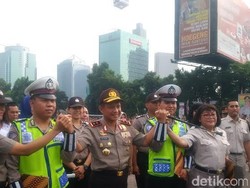 Kapolda Beri Penghargaan Anggota PJR yang Bantu Ibu Melahirkan di Bus