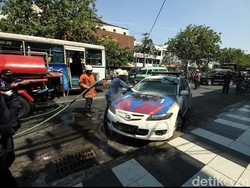 Mobil Patwal Terbakar Saat di Traffic Light