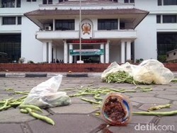 Pedagang Lempari Kantor Wali Kota Medan dengan Sayur dan Buah