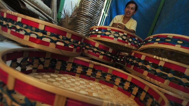 Pekerja mengayam keranjang parsel di Desa Jaya Mukti, Tasikmalaya, Jawa Barat, Senin (6/7). Usaha keranjang parsel lebaran yang berdiri sejak tahun 1992, sudah di ekspor ke Malaysia dengan peningkatan permintaan barang jelang Lebaran sebesar 80 persen dibanding hari biasanya dengan memproduksi 200 set keranjang per harinya. ANTARA FOTO/Adeng Bustomi/nz/15