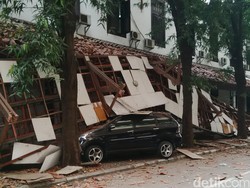 Atap yang Ambruk Bagian dari Gedung Heritage Perpustakaan Nasional