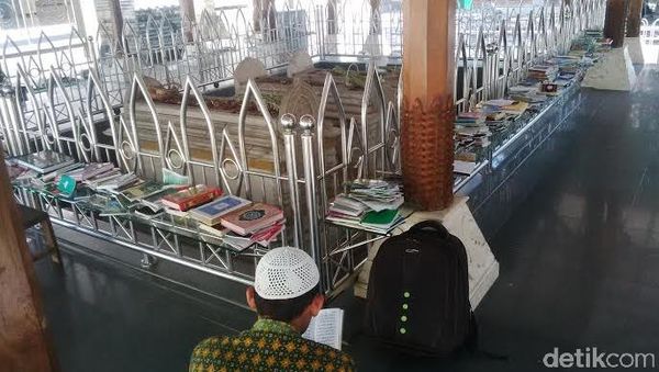 Wisata Religi ke Makam Wali Songo