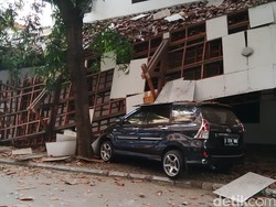 Atap di Perpustakaan Nasional Ambruk, Timpa Mobil dan 2 Orang Luka