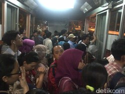 Kesal, Penumpang Memaksa Naik Bus TransJ yang akan Isi BBG di Kuningan