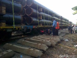 Kereta Api Anjlok, Calon Penumpang Terpaksa Gunakan Bus