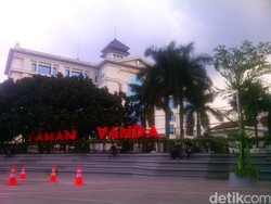 Antara Bangunan Tua dan Tarian Air yang Menggoda di Taman Vanda