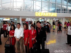 Sidak di Bandara Denpasar, Menhub Jonan Diajak Foto oleh Pramugari
