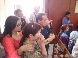 Guru St Monica Divonis Bebas, Ibu Korban Pencabulan Menangis