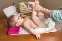 Kenali Tekstur & Warna Feses Normal Bayi 1 - 2 Bulan