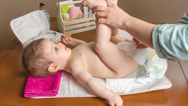 Ilustrasi mengganti popok bayi