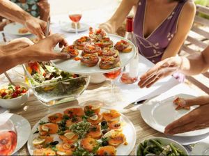 Masuk Restoran Pakai Masker, Eh Pasangan Ini Malah Diusir Masuk Restoran Pakai Masker, Eh Pasangan Ini Malah Diusir