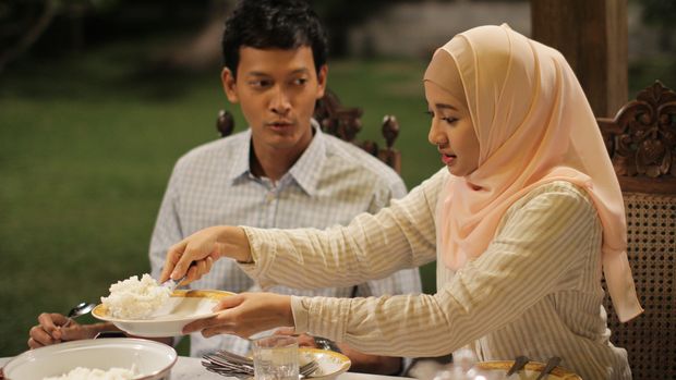 Adegan film Surga yang Tak Dirindukan.
