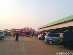 Diguyur Hujan Deras, Rest Area di Tol Cipali Dipadati Pemudik