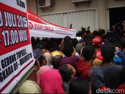 Ratusan Orang Berebut Gadget Murah, Dua Orang Pingsan