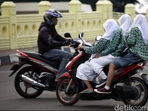 Tidak Beri Tilang, Polantas di Riau Ajak Pelanggar Lalin Doa Bersama Tidak Beri Tilang, Polantas di Riau Ajak Pelanggar Lalin Doa Bersama