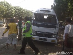 Travel Bawa Rombongan ke Blitar Terguling Hindari Penyeberang Jalan