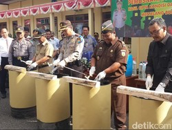 Jelang Lebaran, Polres Pacitan Musnahkan Ribuan Liter Miras