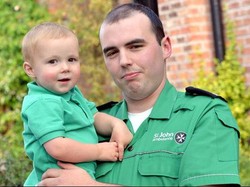 Heroik! Pria Ini Selamatkan Bocah yang Hampir Meninggal Tersedak Permen