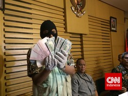 KPK Pamerkan Uang Suap Hakim PTUN Senilai USD 15 ribu dan SGD 5 Ribu