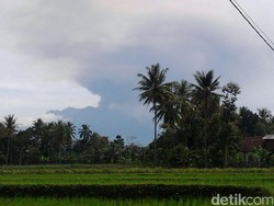 Abu Letusan Gunung Raung Semakin Tebal