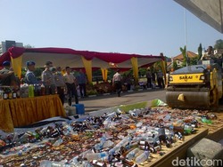 Ribuan Botol Minuman Begal Dimusnahkan di Semarang