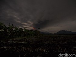 Penampakan Letusan dan Abu Pekat Gunung Raung yang Ganggu Penerbangan