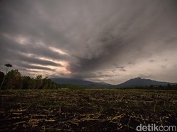Kronologi Penutupan 5 Bandara Akibat Erupsi Gunung Raung