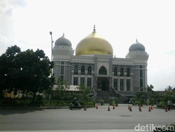 Nuansa Nabawi di Masjid Agung Trans Studio Bandung