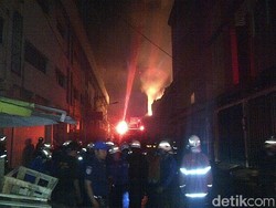 Ruko Kain di Surabaya Terbakar, 26 Unit Mobil Damkar Dikerahkan