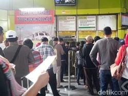 Puluhan Orang Antre Kembalikan Tiket di Gambir, Peluang Bagi Pemburu Tiket!