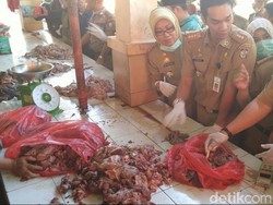 Sidak di Pasar Makassar, Petugas Badan Ketahanan Pangan Temukan Daging Busuk