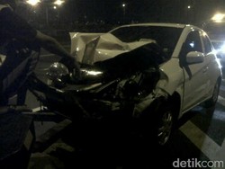 Tabrak Pembatas Jalan di KM 19 Tol Ancol, Honda Brio Ringsek