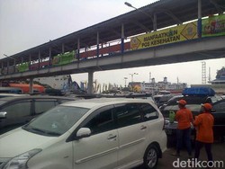 Hujan dan Angin Kencang Hantui Pemudik di Pelabuhan Merak