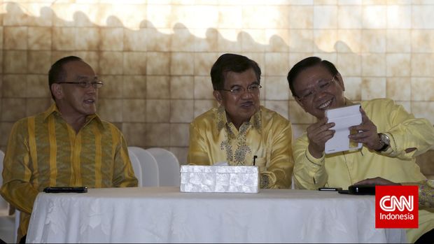 Wakil Presiden sekaligus Mantan Ketua umum Partai Golkar Jusuf Kalla (tengah) berselfie dengan Ketua Umum Partai Golkar versi munas Ancol Agung Laksono (kanan) dan Ketua Umum Partai Golkar versi munas Bali Aburizal Bakrie (kiri)  seusai menandatanani perjanjian Islah Golkar menuju Pilkada, di Jakarta. Sabtu, 10 juli 2105. CNN Indonesia/Adhi Wicaksono