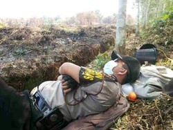 Polisi Juga Manusia, Melepas Lelah Usai 3 Hari Berjuang Padamkan Titik Api di Kalbar