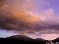Malam ini Gunung Raung Masih Embuskan Asap, Ada Lelehan Lava