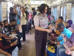 Waspada Jambret Saat Mudik, Polwan Bagikan Brosur Kamtibnas di Stasiun