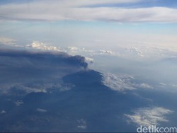 Begini Kondisi Gunung Raung Dilihat Dari Atas Pesawat