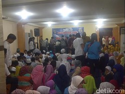 Walikota Risma Buka Puasa Bareng Anak Yatim di Bekas Lokalisasi Dolly