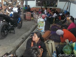 Cuaca Buruk, Pemudik Tujuan Madura Tertahan di Pelabukan Jangkar