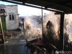 Perahu Nelayan Pasuruan Hancur Bertabrakan Diterjang Ombak Tinggi