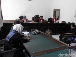 Mantan Pejabat PN Bandung Jalani Sidang Suap