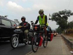 Mereka Mudik ke Jawa Tengah dari Bandung dengan Sepeda