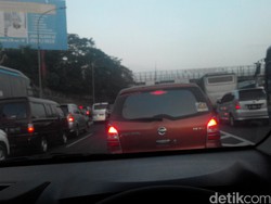 Tol Dari Jakarta ke Cikunir Macet 6 Km