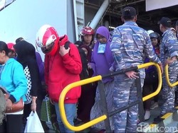 Kapal Perang yang Angkut Pemudik Tiba di Pelabuhan Tanjung Perak