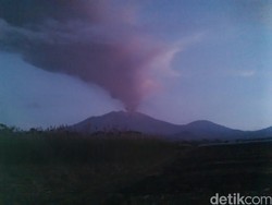 Abu Gunung Raung Masih Mencapai 1.000 Meter